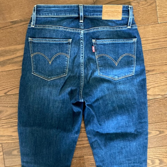 Levi’s red tab wedgie skinny filigree jeans with distressing - Picture 14 of 15